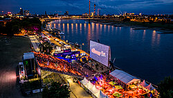 Das Open-Air-Kino von oben mit dem Rhein davor