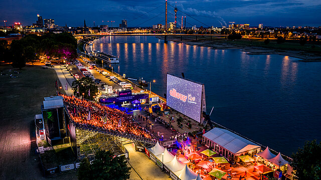 Das Open-Air-Kino von oben mit dem Rhein davor