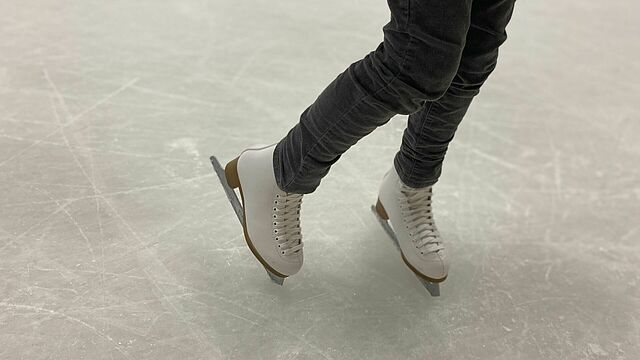 Schlittschuhe auf Eisfläche.