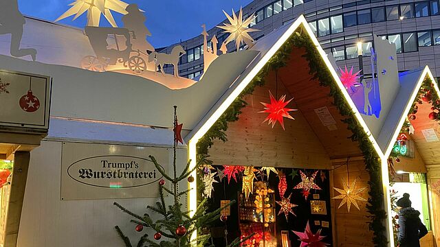 Buden des Märchenmarktes auf dem Schadowplatz.