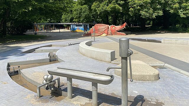 Eine der Wasserpumpen auf dem Wasserspielplatz im Volksgarten