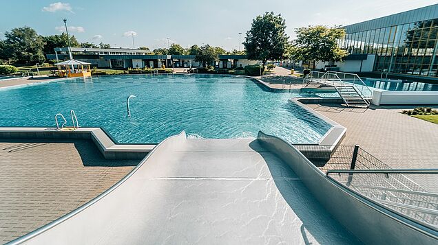 Die Rutsche im Freibad Rheinbad