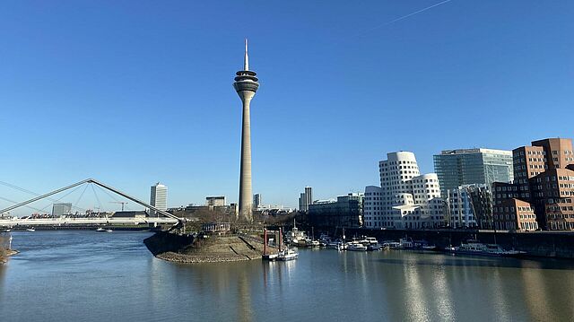 Der Media Hafen mit Fernsehturm und den Gehry Bauten.