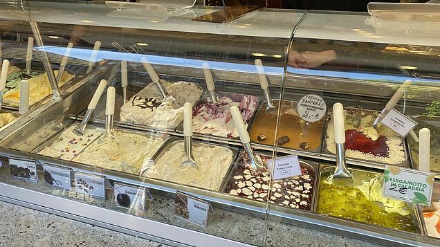Die Eistheke mit verschiedenen Eissorten.