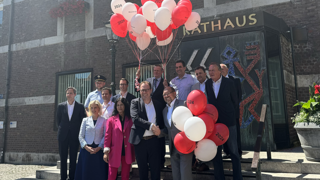 Menschen posieren mit Luftballons