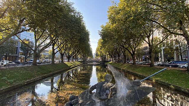 Der Blick vom Tritonenbrunnen aus auf den Stadtgraben in der Mitte der Königsallee.