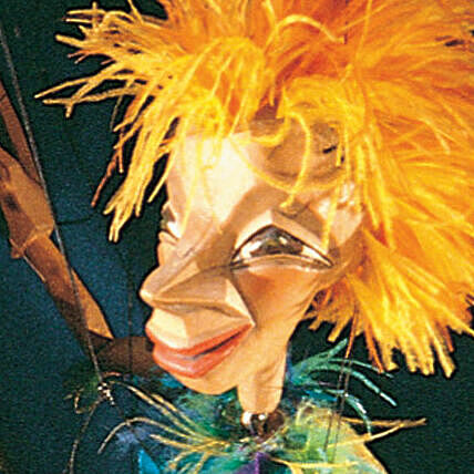 Eine Marionettenpuppe mit roten Haaren.