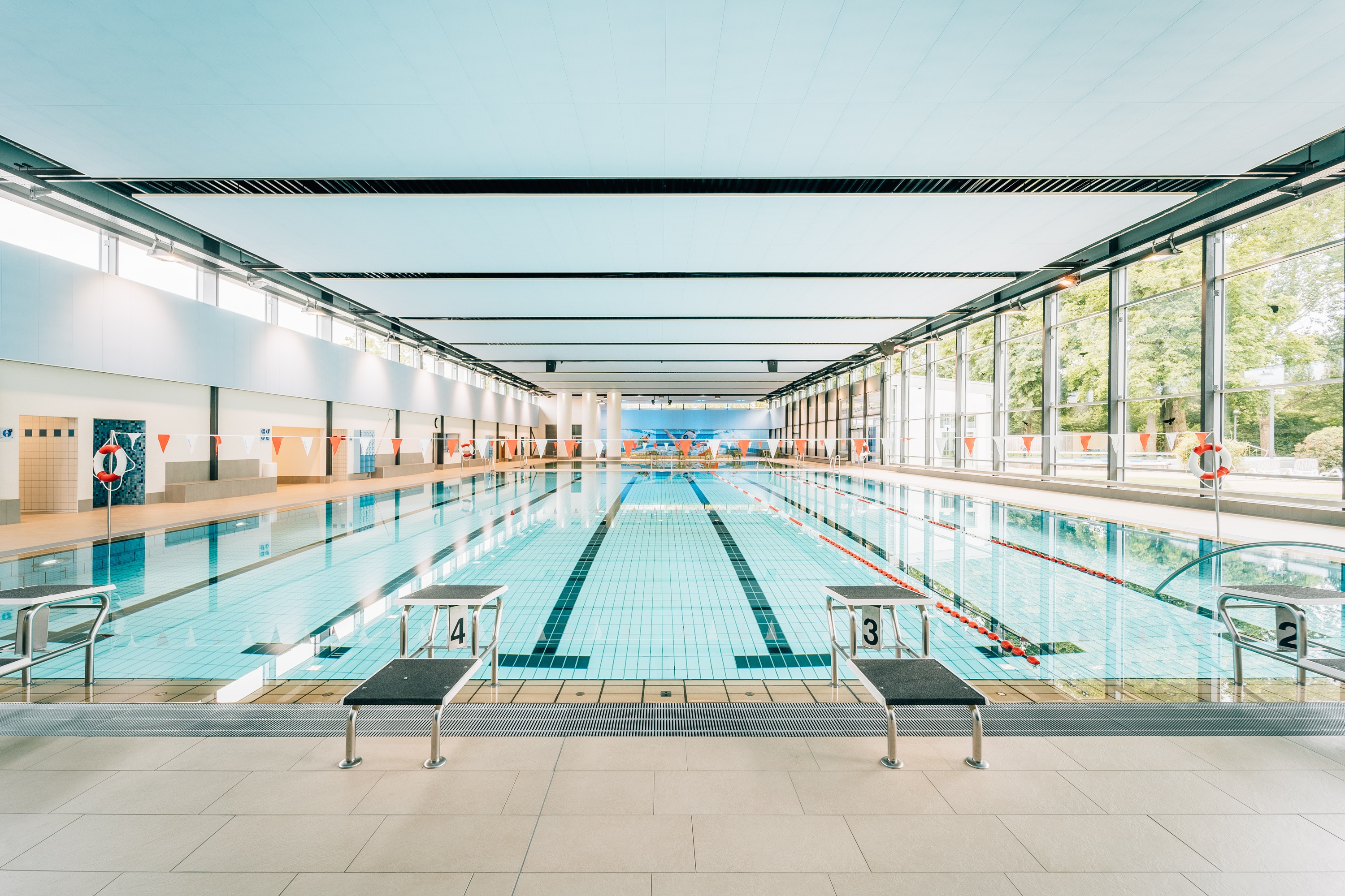 Schwimmbecken im Familienbad Niederheid